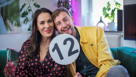 Alina Stiegler und Consi von "Alles Eurovision" auf dem Sofa in Malmö. © NDR Foto: Margarita Ilieva