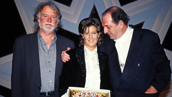 1997 beim deutschen Vorentscheid: Bianca Shomburg mit Komponist Ralph Siegel (rechts) und Liedtexter Bernd Meinunger (links). © picture alliance/United Archives Foto: Valdmanis