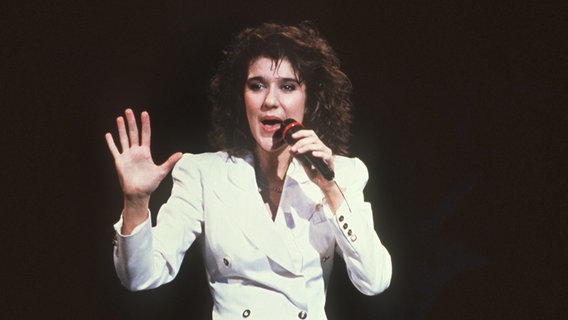 Die frankokanadische Sängerin Celine Dion singt am 30. April 1988 beim Grand Prix d'Eurovision de la Chanson in Dublin ihren Siegertitel "Ne partez pas sans moi". © dpa - Bildarchiv 