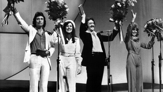 Die britische Gruppe "Brotherhood of Man" freut sich, nachdem sie den Schlagerwettbewerb "Grand Prix Eurovision de la Chanson" 1976 mit ihrem Song "Save your kisses for me" gewonnen hat. © picture-alliance / dpa | ANP 