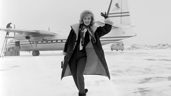 Die Schlagersängerin und Schauspielerin Heidi Brühl ist sichtlich guter Laune bei ihrer Ankunft am Flughafen in Frankfurt am Main am 20.02.1963. © picture alliance / Roland Witschel Foto: Roland Witschel