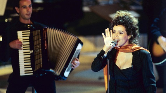 Amina trägt beim Grand Prix d'Eurovision de la Chanson in Rom am 04.05.1991 ihr Lied "C'est le dernier qui a parle qui a raison" vor. © picture-alliance/ dpa | epa Foto:  anja Niedringhaus