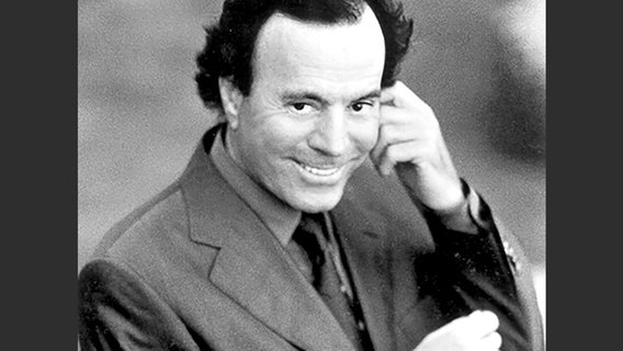 Julio Iglesias auf dem Cover seine Albums "En Francais" © Sony BMG 