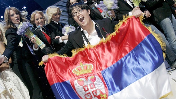 Marija Serifovic feiert ihren Sieg für Serbien beim beim Grand Prix 2007 in Helsinki. © picture-alliance/ dpa Foto: Lehtikuva Gustafsson