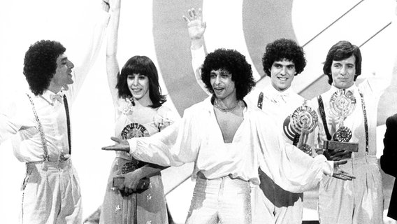 Gali Atari & Milk and Honey, VL: Reuven Gvirtz, Yehuda Tamir, Gali Tamir und Shmuel Bilu vertreten Israel 1979 beim Grand Prix und freuen sich über den 1. Platz © picture alliance / UPI | UPI 