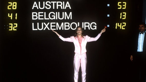 Sängerin Corinne Hermes aus Luxemburg steht nach ihrem Sieg beim Europäischen Schlagerwettbewerb Grand Prix d'Eurovision de la Chanson am 24.04.1983 in München vor der Anzeigetafel. © picture-alliance / dpa Foto: Jörg Schmitt