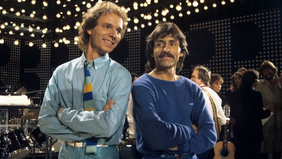 Das Sängerduo Michael (l) und Günther Hoffmann gewann im April 1983 in München mit dem Schlager "Rücksicht" die nationale Grand-Prix-Entscheidung. © Picture Alliance /dpa Foto: Eva von Maydell