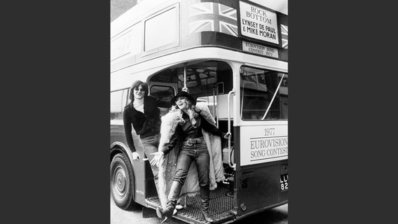 Lynsey de Paul und Mike Moran stehen auf der Plattform eines Doppeldeckerbusses in London © picture alliance / empics | PA 