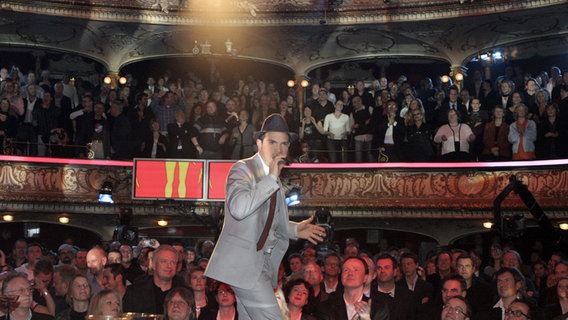 Swingmusiker Roger Cicero trägt 2007 seinen Siegersong "Frauen regier'n die Welt" im Hamburger Schauspielhaus vor. © picture-alliance/ dpa Foto:  Ulrich Perrey