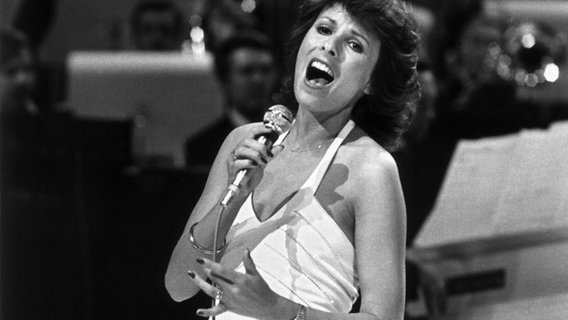 Ireen Sheer am 22.4.1978 während ihres Auftritts beim Grand Prix d'Eurovion de la Chanson in Paris. © picture-alliance / dpa | UPI 