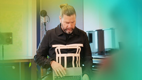 Coach Rea Garvey schaut auf einen Laptop. © NDR 