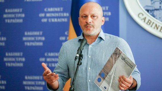 Der Chef des ukrainischen Staatsfernsehens, Surab Alassanija, spricht auf einer Pressekonferenz. © dpa Foto: Sergey Dolzhenko