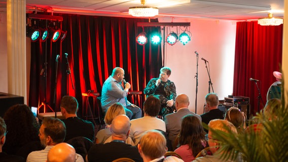 Isaak im Gespräch mit Rick Jacobs im Euro Fan Café. © NDR Foto: Margarita Ilieva