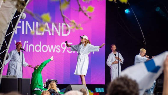 Windows95man beim Auftritt auf der Euphoria-Bühne im Eurovision Village. © NDR Foto: Margarita Ilieva