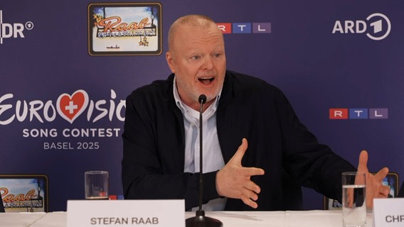 Stefan Raab auf der Pressekonferenz zum deutschen Vorentscheid © ARD Foto: Screenshot