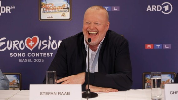 Stefan Raab auf der Pressekonferenz zum deutschen Vorentscheid © ARD Foto: Screenshot