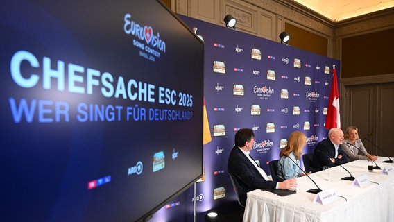 NDR Programmdirektor Frank Beckmann, RTL-Programmgeschaftsführerin Inga Leschek, Stefan Raab und ARD-Programmdirektorin Christine Strobl mit einem Schriftzug "Chefsache ESC 2025" © Raab ENTERTAINMENT Foto: Willi Weber