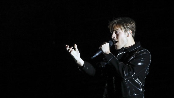 Benjamin Ingrosso auf der Bühne in Lissabon. © eurovision.tv Foto: Andres Putting