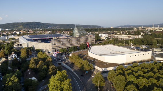 Die St. Jakobshalle (rechts) und das Fussballstadion St. Jakob-Park in Basel © picture alliance/KEYSTONE | GEORGIOS KEFALAS Foto: GEORGIOS KEFALAS