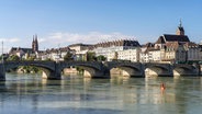 Stadtansicht Basel mit Rhein, Mittlere Brücke, Münster, Martinskirche und Altstadt © picture alliance Foto: Peter Schickert