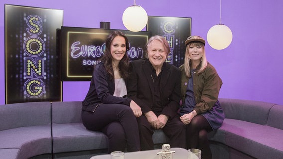 Moderatorin Alina Stiegler mit den Studiogästen Peter Urban und Mieze Katz. © NDR/ Christine Raczka Foto: Christine Raczka