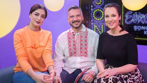 Iveta Mukuchyan, Dr. Irwing Wolther und Alina Stiegler im Studio. © Christine Raczka/ NDR Foto: Christine Raczka