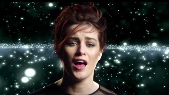 Lucie Jones, die Teilnehmerin Großbritanniens, in ihrem Video zu "Never Give Up On You"  