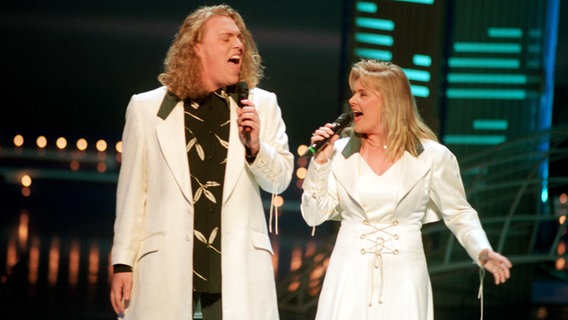 Jan Werner Danielsen und Elisabeth Andreassen singen "Duett". © picture alliance / NTB Foto: Per Erik Knive