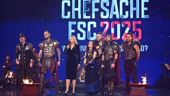 Die erste Show von "Chefsache ESC": Feuerschwanz und Barbara Schöneberger © RTL Foto: Willi Weber