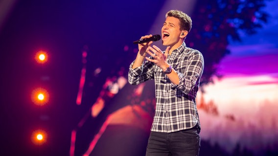 Gregor Hägele singt "Let Me Go" auf der Bühne beim Vorentscheid in Berlin.  Foto: Julian Rausche