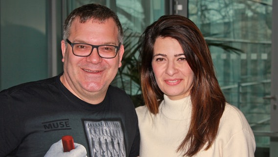 Die Moderatoren des deutschen ESC-Vorentscheids 2018 Elton (links) und Linda Zervakis (rechts) sind zu Gast bei NDR 2 in Hamburg. © NDR Foto: Maya Ueckert