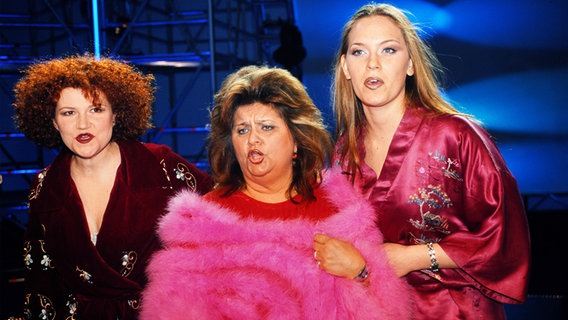 Lesley Bogaert, Joy Fleming und Brigitte Oelke, Auftritt als Lesley, Joy und Brigitte. Das Trio erreicht den 2. Platz beim Vorentscheid Eurovision Song Contest 2001. © picture alliance/United Archives Foto: Valdmanis